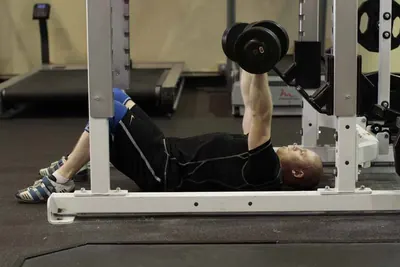 ضغط صدر بالدمبلز على الأرض: البداية